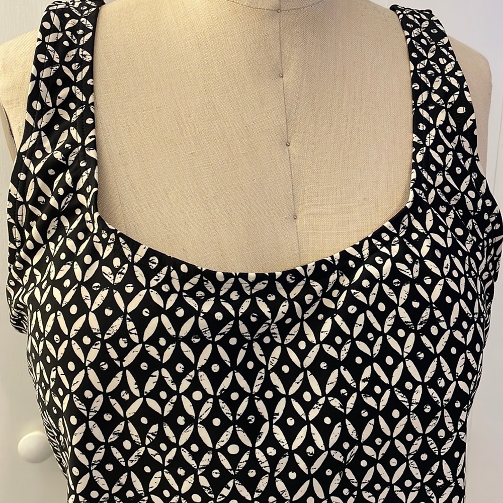 Croft & Barrow swimsuit top in black and white - Picture 2 of 5